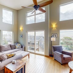 Luxurious Dog Friendly Home with Ocean Views Beach Access and Free WiFi
