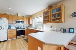 Spacious House with Ocean Views and Three Decks Close to Town and Walk to Beach - Image 5