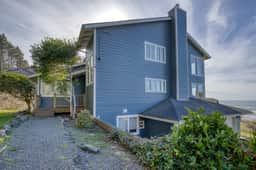Sunlit home with gorgeous ocean views big decks and hot tub - Image 4
