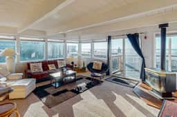 Elegant Condo with Beautiful Ocean Views and Nearby Beach Access - Image 4