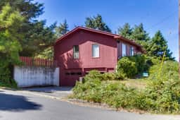 Cozy hilltop home with ocean views and game tables 3 blocks from the beach - Image 2