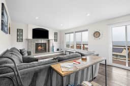 Gorgeous Retreat with Separate Cottage Private Hot Tub and Close Beach Access - Image 2