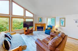 Cozy dog friendly getaway one block from beach with fireplace - Image 4