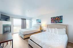 Dog Friendly Studio with Ocean Views and Free WiFi Close to Beach Access - Image 4