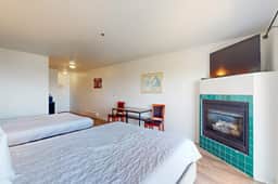 Dog Friendly Studio with Ocean Views and Free WiFi Close to Beach Access - Image 5