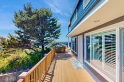 Eclectic home with amazing 360 degree view deck private hot tub and game room - Image 3