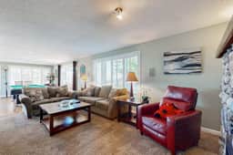 Eclectic home with amazing 360 degree view deck private hot tub and game room - Image 5