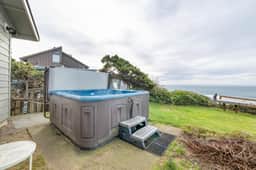 Oceanfront house with private hot tub and amazing ocean views - Image 2