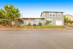 Ocean view home with pool table and fast WiFi steps to beach shops and eateries - Image 3