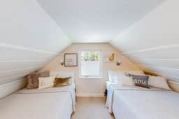 Cottage de la Mer House in Lincoln City with serene porch walk to the beach - Image 5