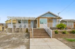 Light filled home in the heart of town with deck and with D steps to beach access - Image 2