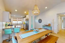Dog friendly home near the ocean with private patio, fireplace & central AC - Image 2