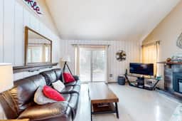 Charming Beach House with Unique Decorations and Nearby Beach Access - Image 2