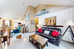 Charming Beach House with Unique Decorations and Nearby Beach Access - Image 3