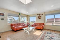 Light filled home in the heart of town with deck and with D steps to beach access - Image 4