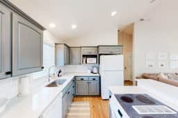 Family Friendly Beach Home with High Speed WiFi Gas Fireplace and Washer Dryer - Image 5