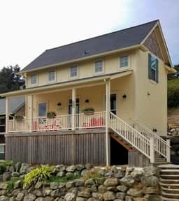 Charming three story getaway with two cozy living areas walk to the beach - Image 3