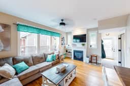 Charming three story getaway with two cozy living areas walk to the beach - Image 5