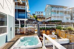 Beautiful family friendly home with private hot tub walk to beach shared pool - Image 2