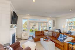 Beautiful family friendly home with private hot tub walk to beach shared pool - Image 4