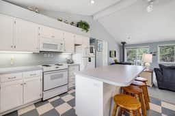 Serene home with entertainment full kitchen and easy beach access - Image 5