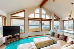 Gorgeous waterfront home with ocean views a furnished deck and beach access - Image 2