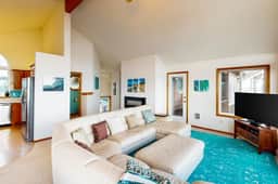 Gorgeous waterfront home with ocean views a furnished deck and beach access - Image 4