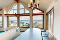 Gorgeous waterfront home with ocean views a furnished deck and beach access - Image 5
