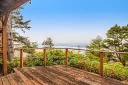 Cozy house with WiFi sweeping ocean views and nearby beach access - Image 2