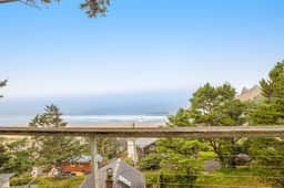 Cozy house with WiFi sweeping ocean views and nearby beach access - Image 3