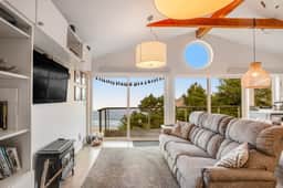 Cozy house with WiFi sweeping ocean views and nearby beach access - Image 4