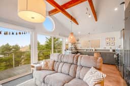 Cozy house with WiFi sweeping ocean views and nearby beach access - Image 5