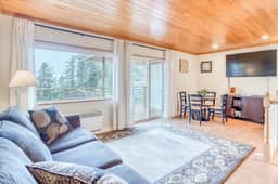 Welcoming Condo with Ocean Views and Private Hot Tub Short Walk to the Beach - Image 4