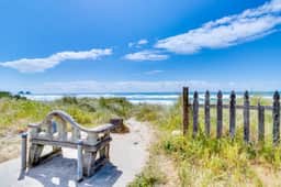 Quiet beach cottage with full kitchen and internet prime central locale - Image 4