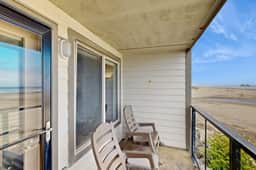 Beachfront condo boasting beautiful views a private balcony and perfect location - Image 2