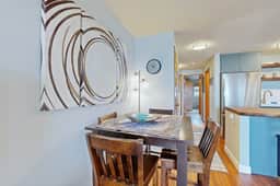 Beachfront condo boasting beautiful views a private balcony and perfect location - Image 5