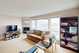 Modern Condo with Gorgeous Views Balcony and WiFi Quick Walk to Beach - Image 2