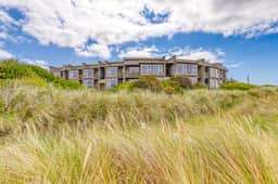 Modern Condo on the Beach with Spectacular Views - Image 4