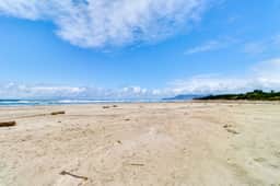 Gorgeous oceanfront condo with great views and beach access - Image 3