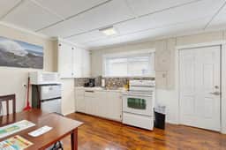 Modern Dog Friendly Cottage in a Great Location Minutes to Downtown and Beach - Image 4