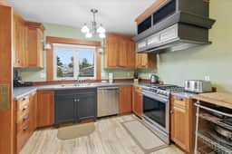 A Craftsman style gem, hot tub, close to ocean - Image 4