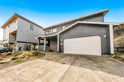 Two story oceanfront retreat with a washer dryer firepit and Ping Pong table - Image 2