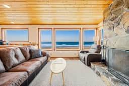 Two story oceanfront retreat with a washer dryer firepit and Ping Pong table - Image 4