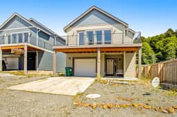 Coastal getaway with deck beach gear and washer dryer walk to beach - Image 2
