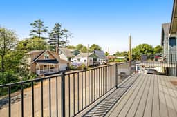 Coastal getaway with deck beach gear and washer dryer walk to beach - Image 3