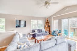 Bright home near beach with fast WiFi fireplace and washer dryer - Image 5