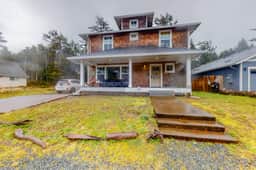 Beautiful Craftsman home with private hot tub and pool table walk to beach - Image 2