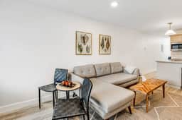 Vibrant polished condo with oceanfront views patio and with easy beach access - Image 5
