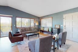 Comfortable inviting home with great deck 2 blocks to the beach - Image 2