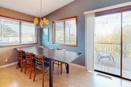 Comfortable inviting home with great deck 2 blocks to the beach - Image 3